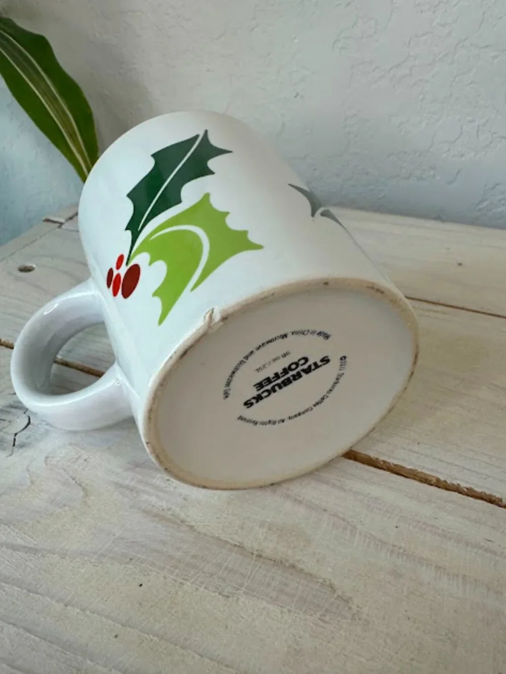 Starbucks 9 oz 2011 Holiday Christmas Holly Cup